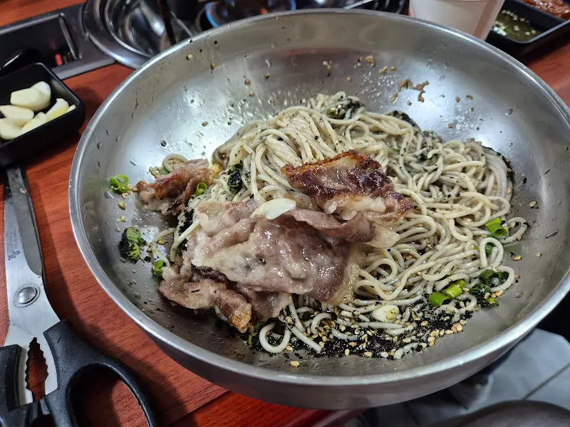 들기름 막국수. 김가루와 깨가 듬뿍 뿌려져 고소함을 더한다.
