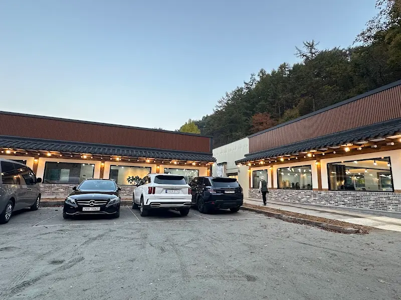 깔끔하게 정돈된 서울여관식당 외부 전경