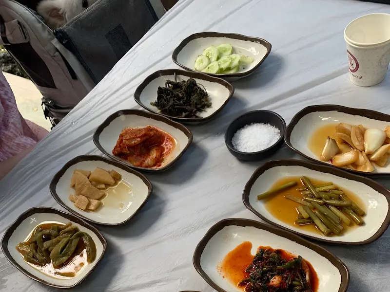 정갈하게 담겨 나온 다양한 밑반찬