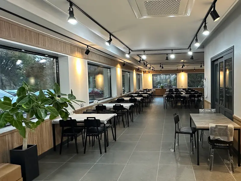 넓고 깔끔한 식당 내부