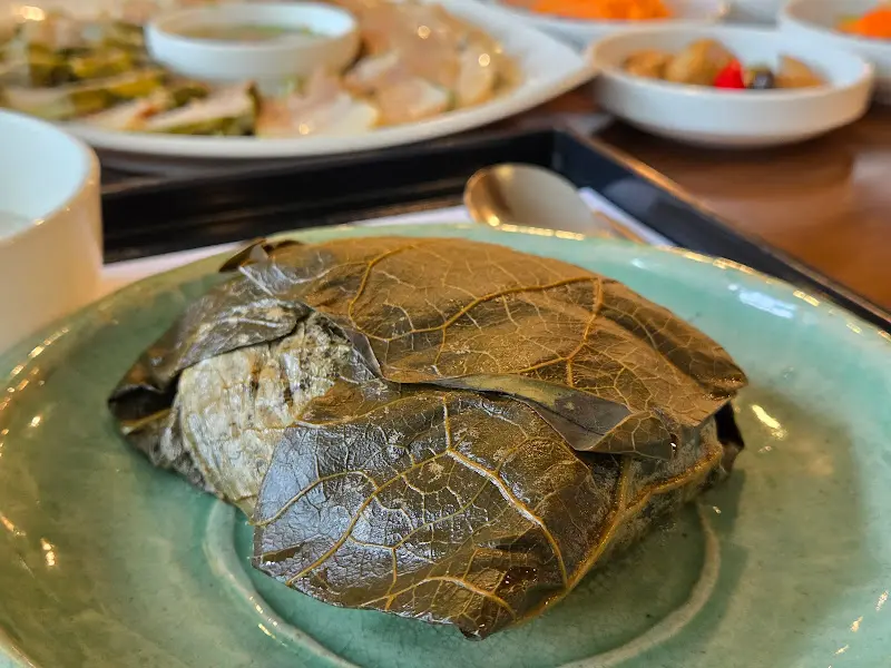 연잎에 감싸진 찰밥