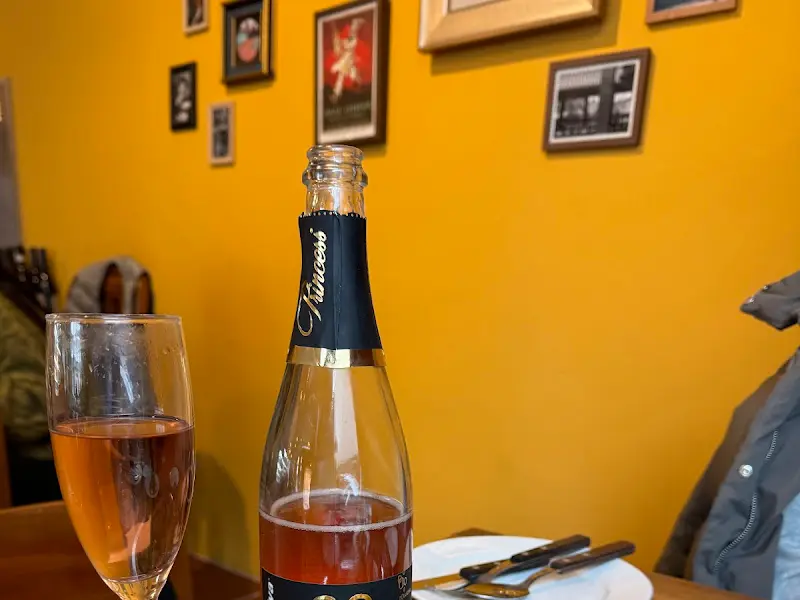 벽에 걸린 액자들