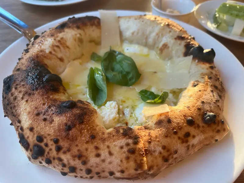 꽈트로 포르마지 피자의 클로즈업 샷