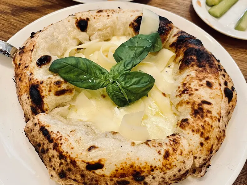 치즈가 듬뿍 올라간 피자