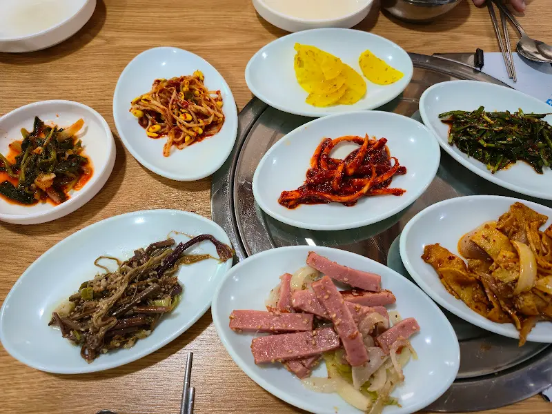 푸짐하게 차려진 밑반찬