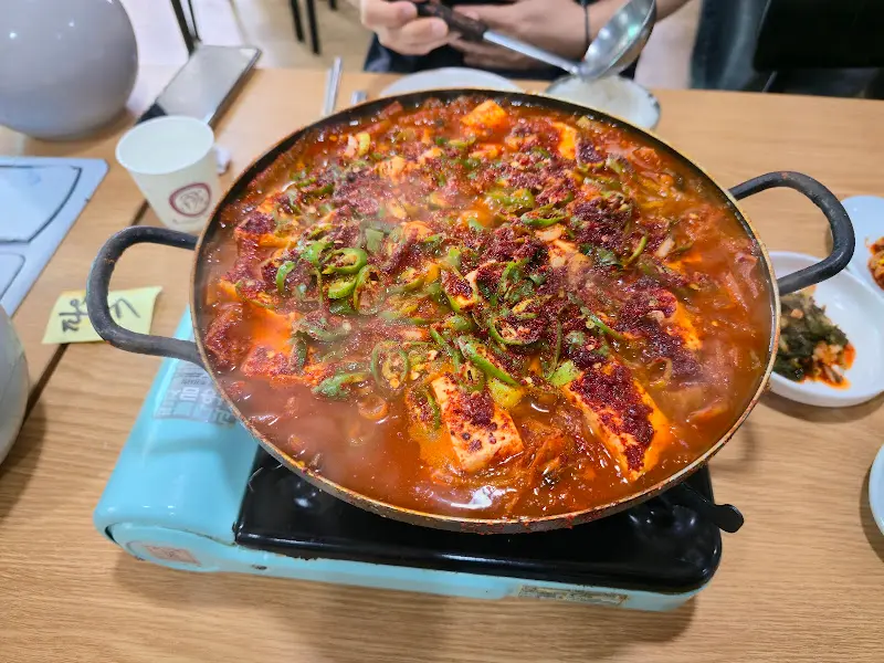 고기가 듬뿍 들어간 김치찌개