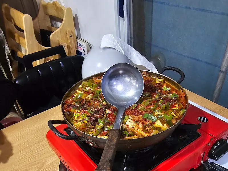 테이블 위의 김치찌개