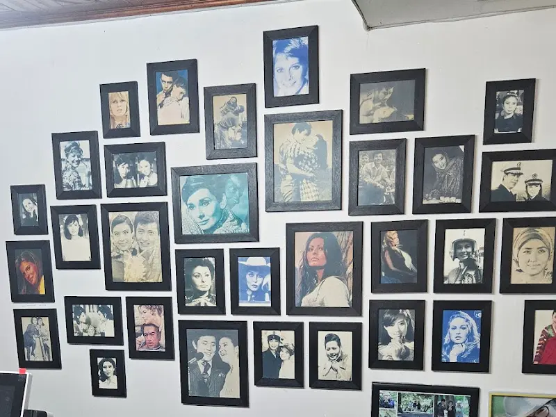 흑백 사진들로 가득 찬 벽면