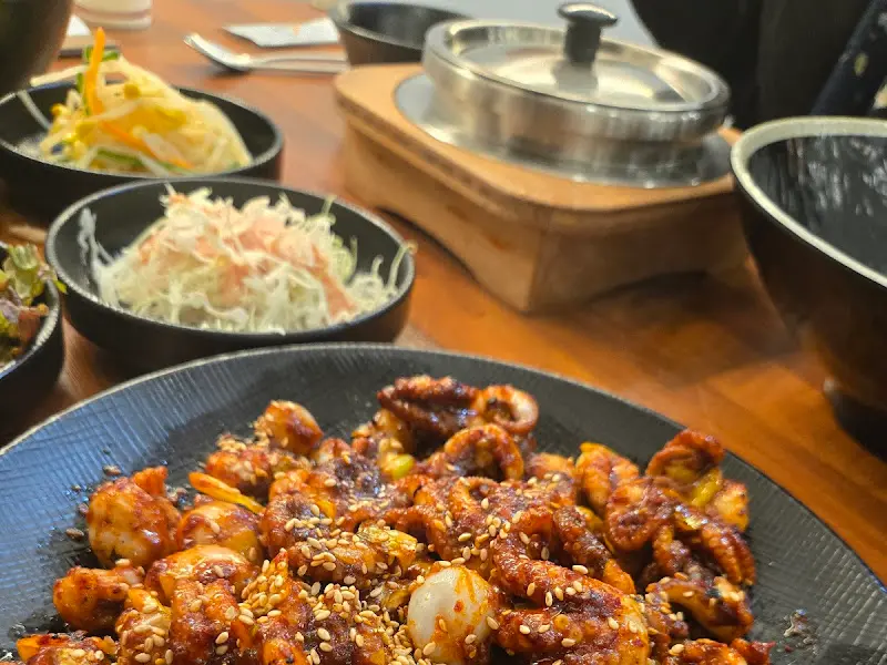 쭈꾸미볶음과 다양한 밑반찬