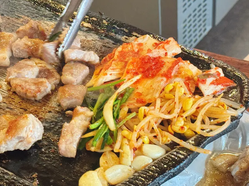 김치와 함께 구워지는 삼겹살