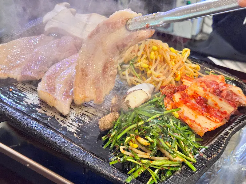 지글지글 익어가는 삼겹살