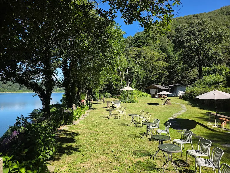 푸른 잔디밭과 호숫가가 어우러진 카페 전경