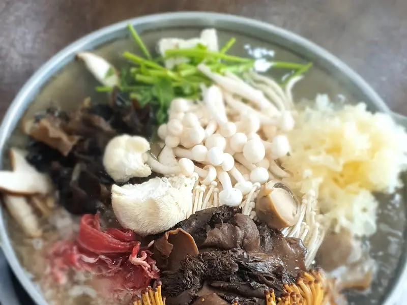 다양한 버섯이 담긴 전골
