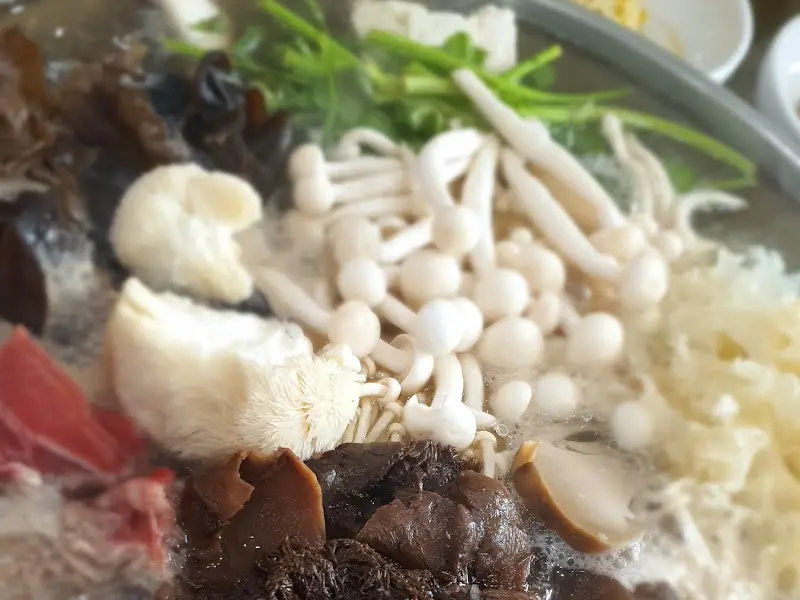 전골 속 버섯들