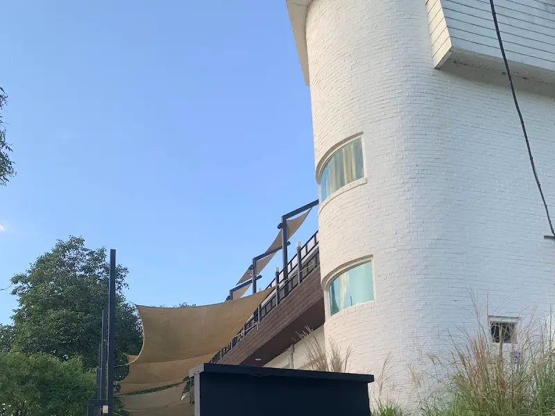 흰색 외벽이 인상적인 카페 건물