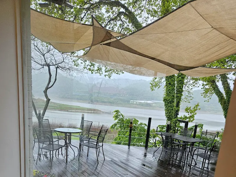 비 오는 날, 야외 테라스에 앉아 호수를 바라보는 풍경