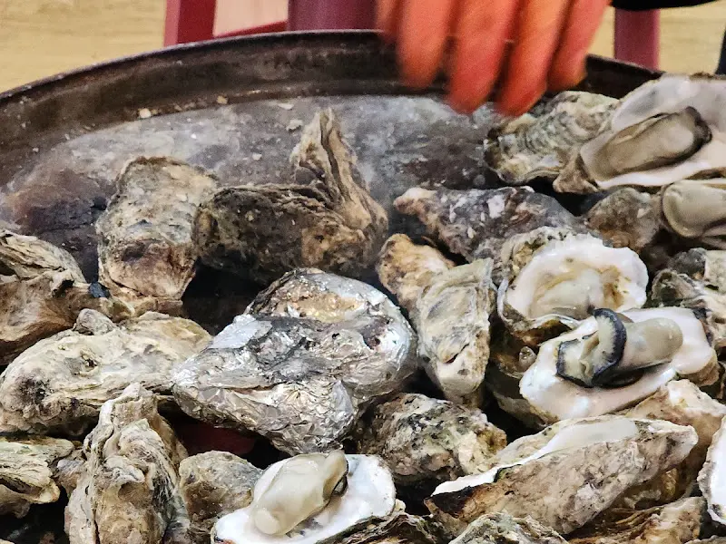 굴 껍데기가 가득 쌓인 찜기