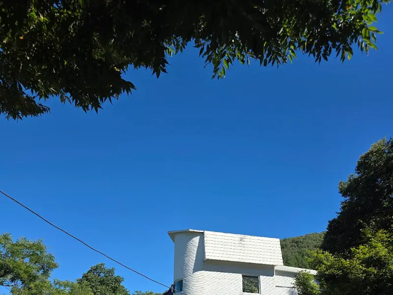 맑은 하늘 아래 보이는 카페 건물 외관