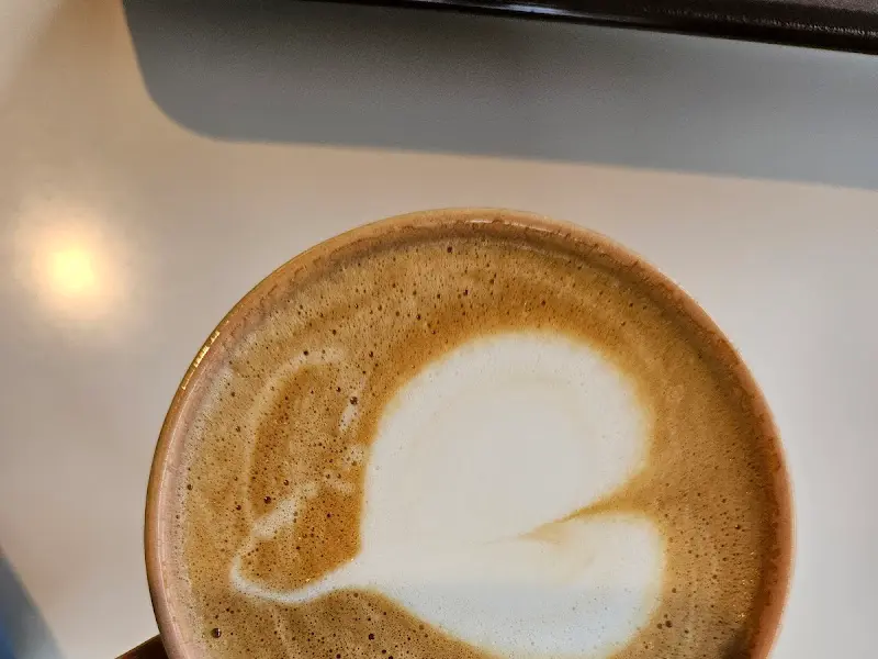 하트 모양 라떼 아트가 그려진 따뜻한 라떼