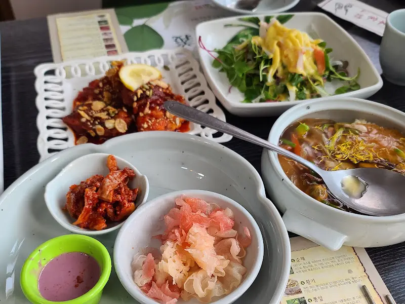 샐러드를 포함한 다양한 약채 요리