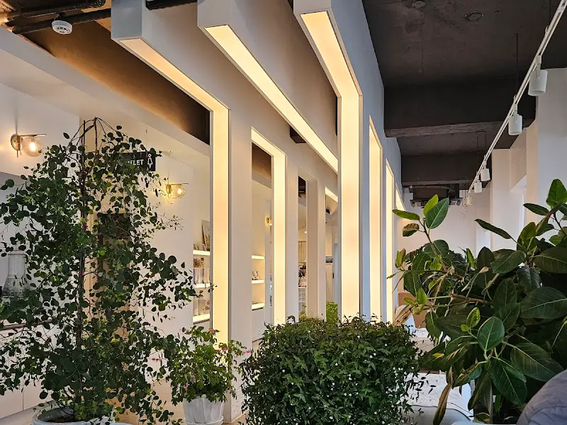 깔끔하고 모던한 카페 내부 인테리어