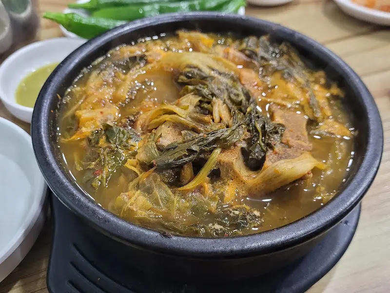 진한 국물이 일품인 뼈해장국