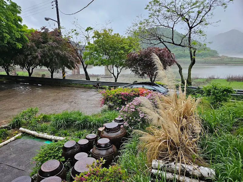 비 오는 날, 카페 주변의 촉촉한 풍경