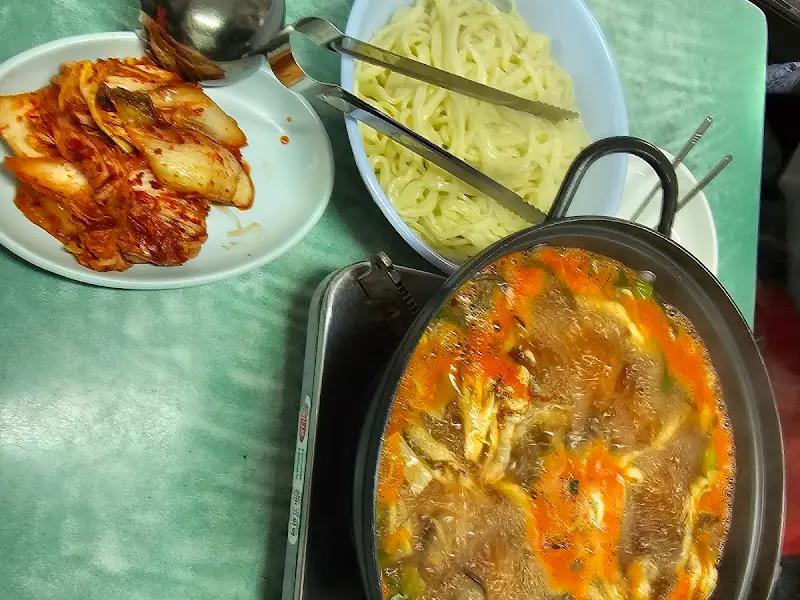 닭칼국수와 김치