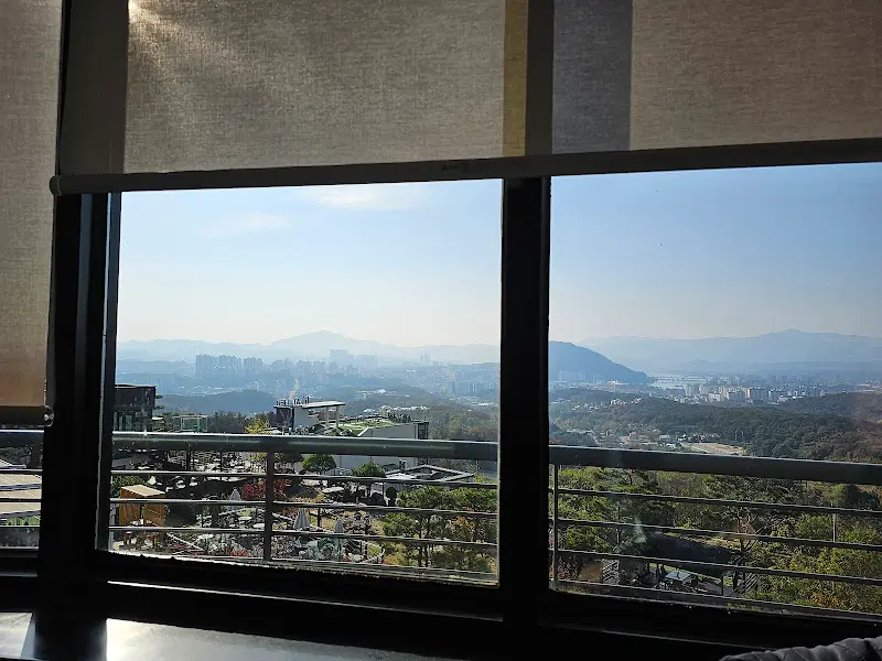 초가뜰 창밖 풍경