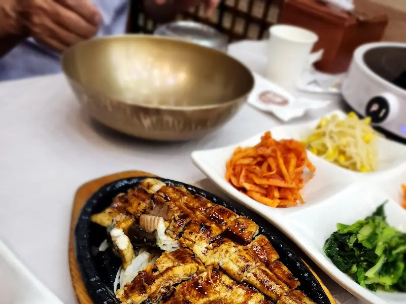 장어덮밥과 반찬