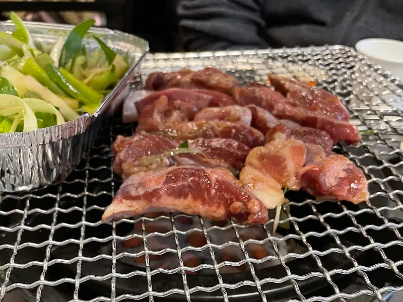 숯불 위에서 익어가는 뽈살