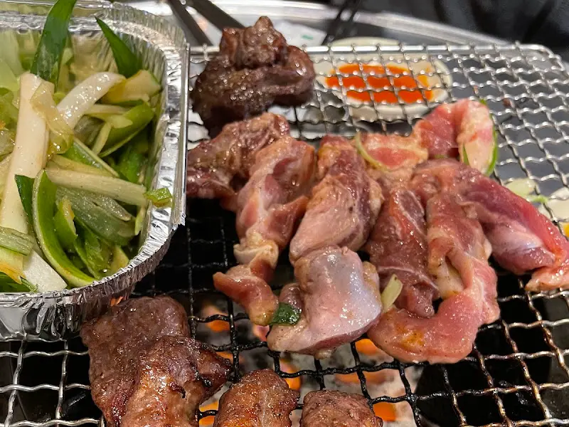 숯불 위에서 익어가는 갈매기살과 뽈살