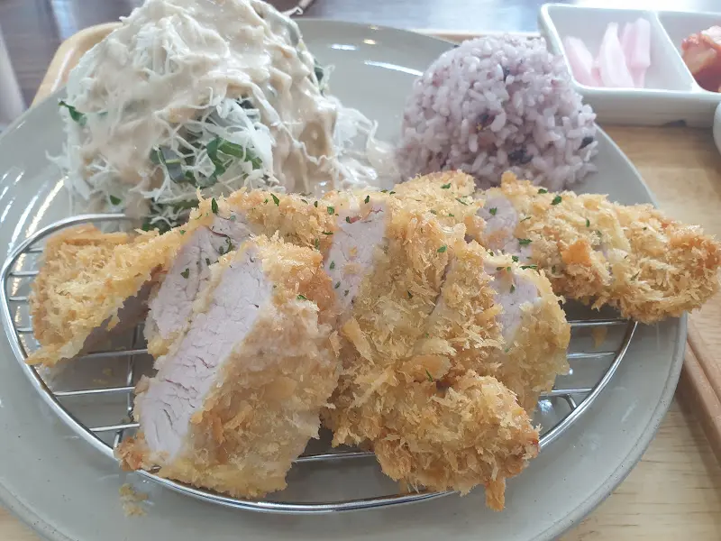 돈까스, 샐러드, 밥, 깍두기, 김치, 와사비, 돈까스 소스까지 푸짐한 한 상