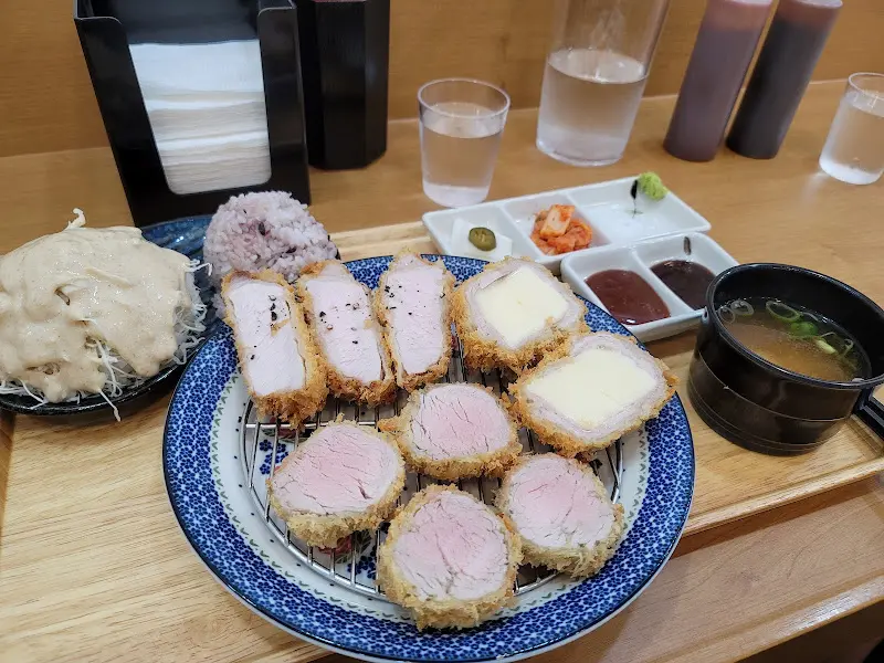 깔끔하게 차려진 돈까스 한 상