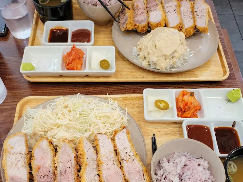 푸짐한 돈까스 한 상 차림