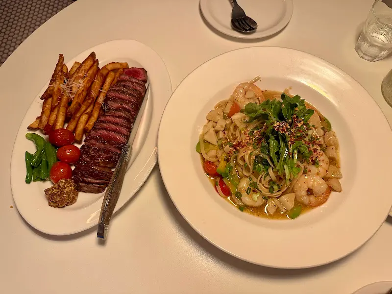 살치살 스테이크와 명란 새우 오일 파스타