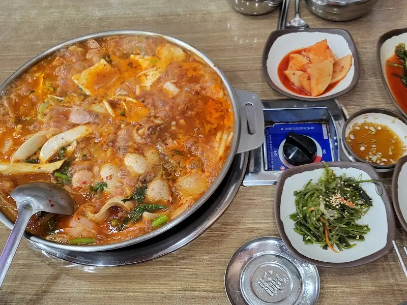 맛깔스러운 부대찌개 한 상 차림