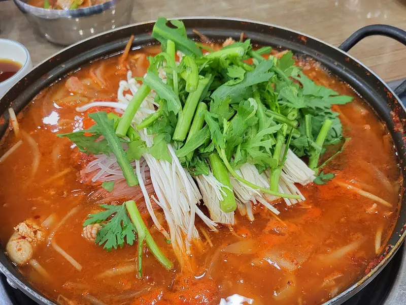 신선한 재료가 듬뿍 들어간 알탕