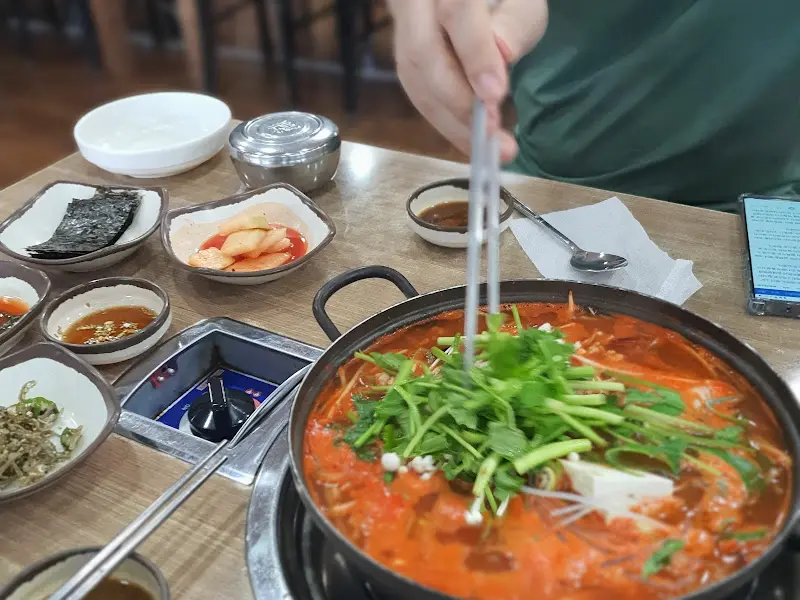 맛있는 부대찌개 한 상