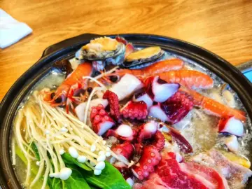 바다와 육지의 황홀한 만남, 제주 공항 근처 맛집 장인의 집에서 즐기는 해물 만두 전골 미식 여행