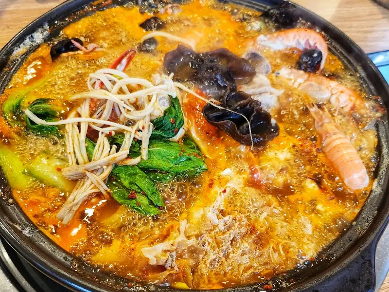 얼큰한 국물이 일품인 해물 버섯 전골