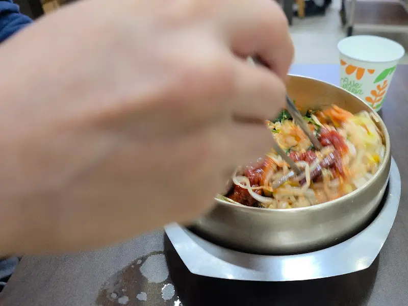 비빔밥 비비는 모습