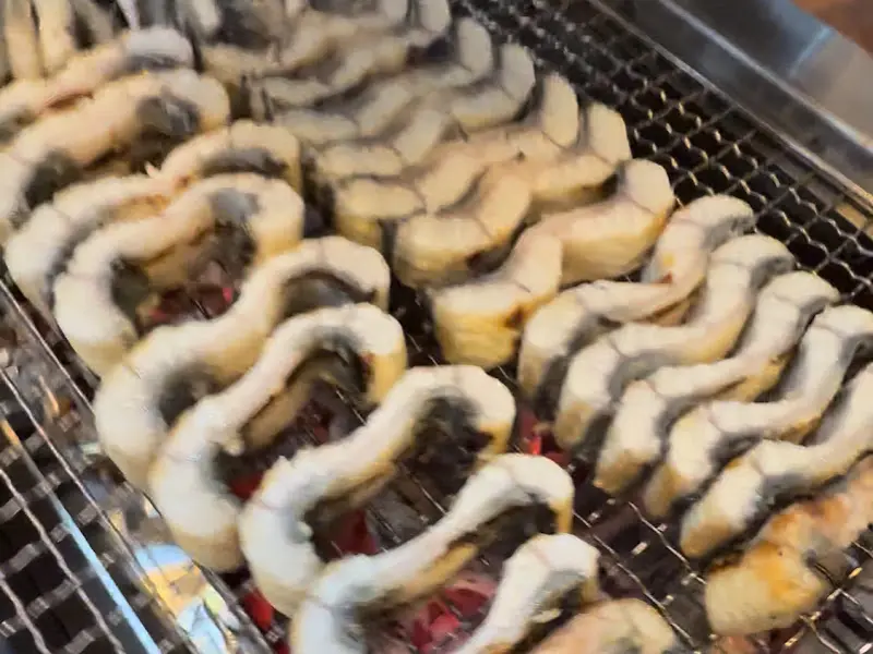 숯불 위에서 익어가는 장어
