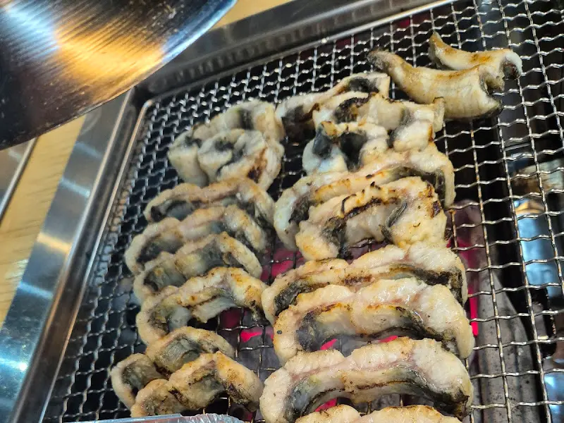 숯불 위에서 구워지는 장어