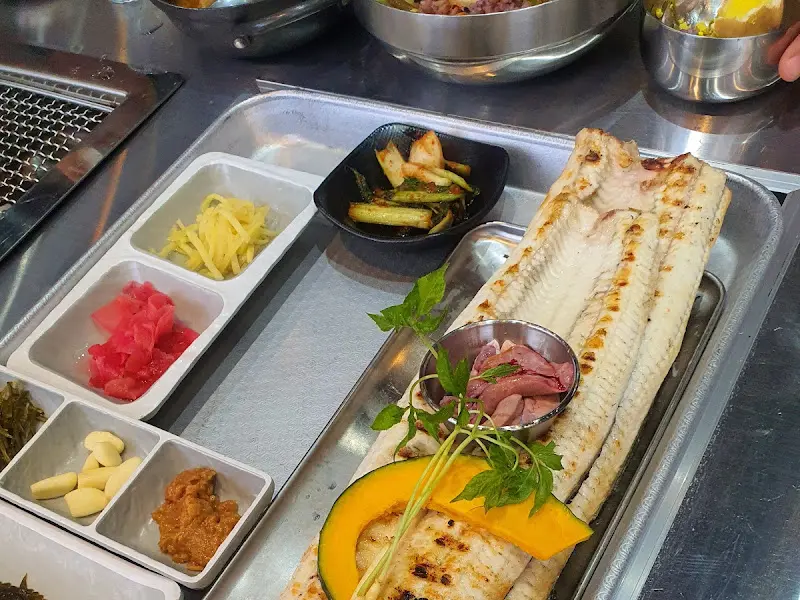 장어와 밑반찬 한 상 차림