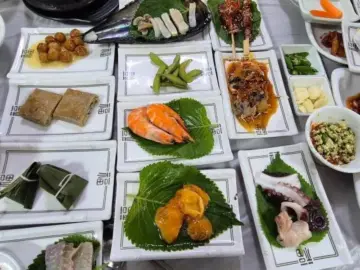 송중기도 반한 그 맛, 압해도 섬마을횟집에서 맛보는 신안 30첩 반상 스끼다시 맛집