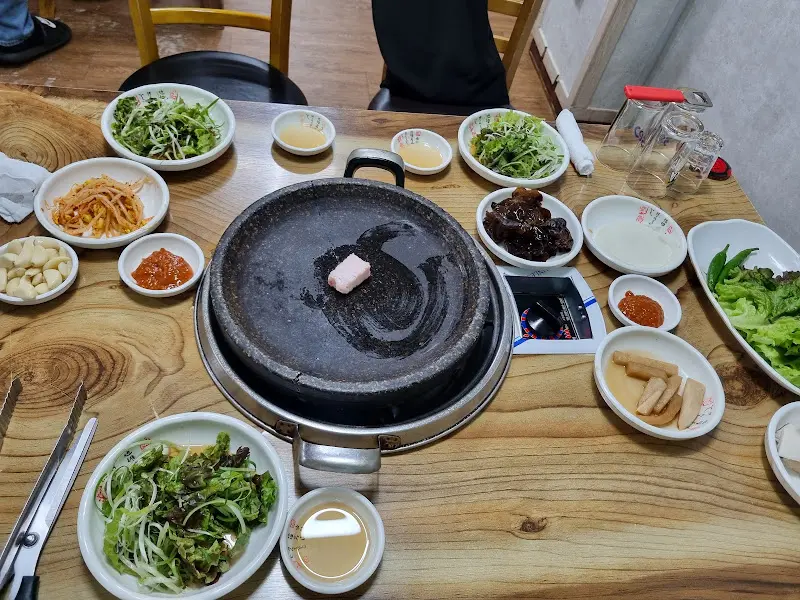 돌판 위에 차려진 한 상