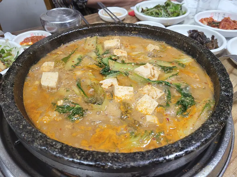 돌판에 끓여먹는 된장찌개