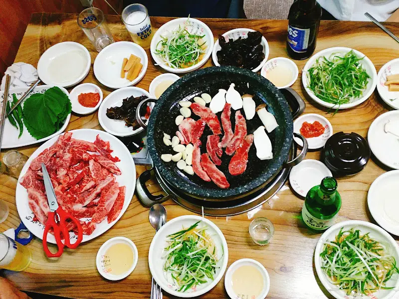 푸짐하게 차려진 소고기 한 상