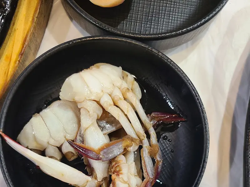 싱싱한 해산물이 담긴 반찬